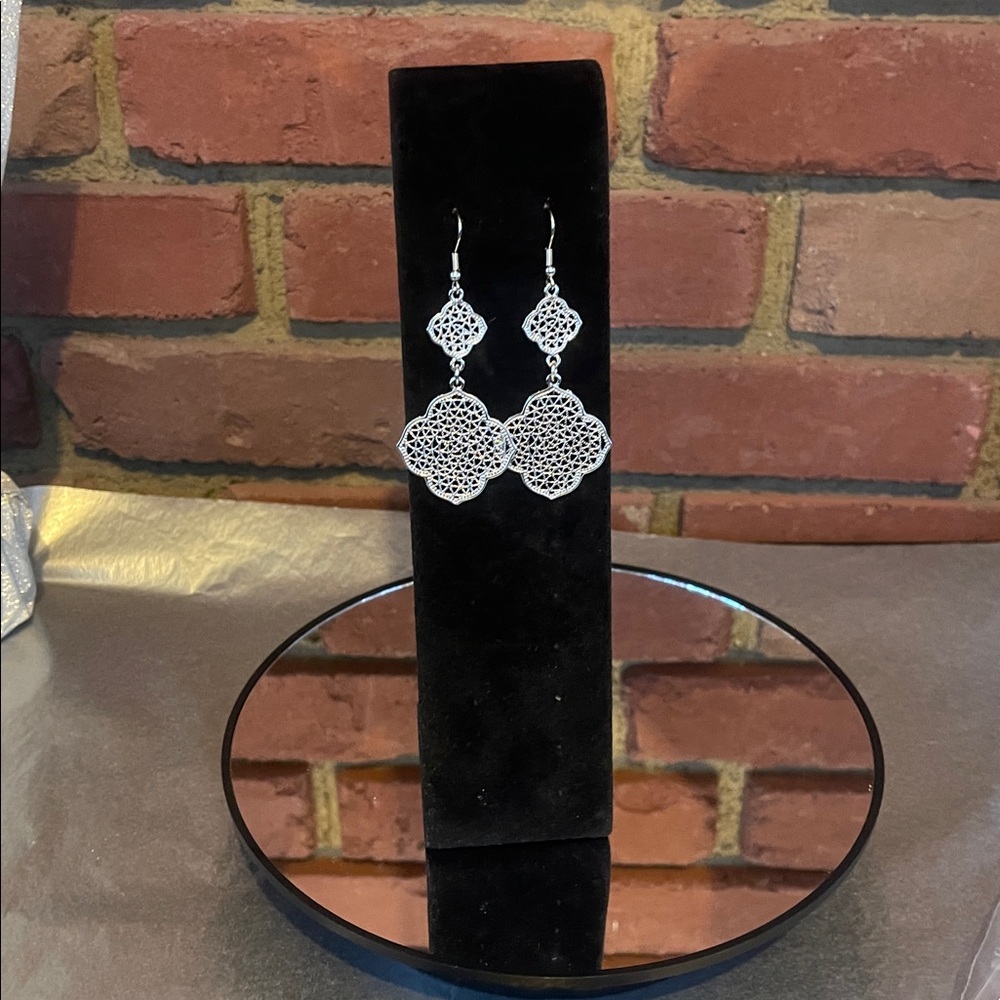 🔥NWT🔥Moana 🔥earrings 🔥GOLD 🔥OR 🔥SILVER.🔥